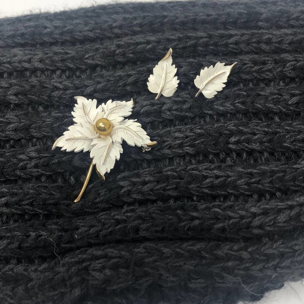 Vintage 60's floral/leaves brooch with clip on earrings